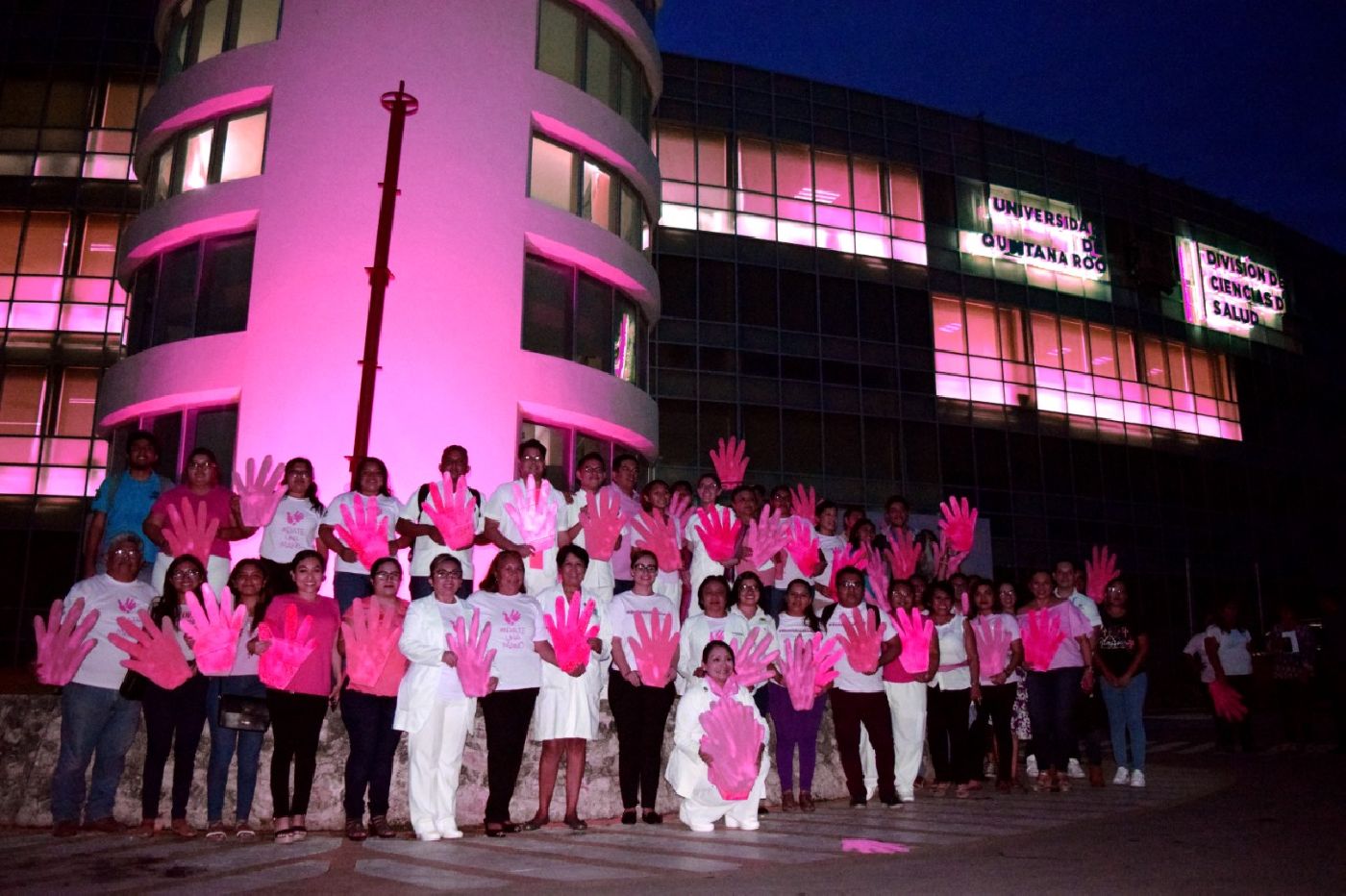 Iluminan de color rosa el edificio de la DCS