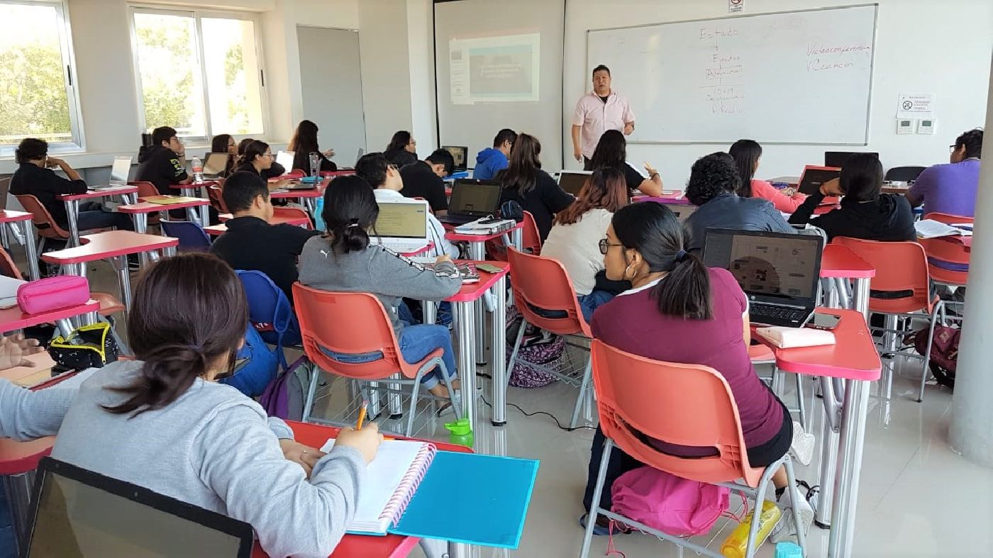 Estudiantes de Derecho de la UA Cancún  aprenden a navegar en la red de la SCJN