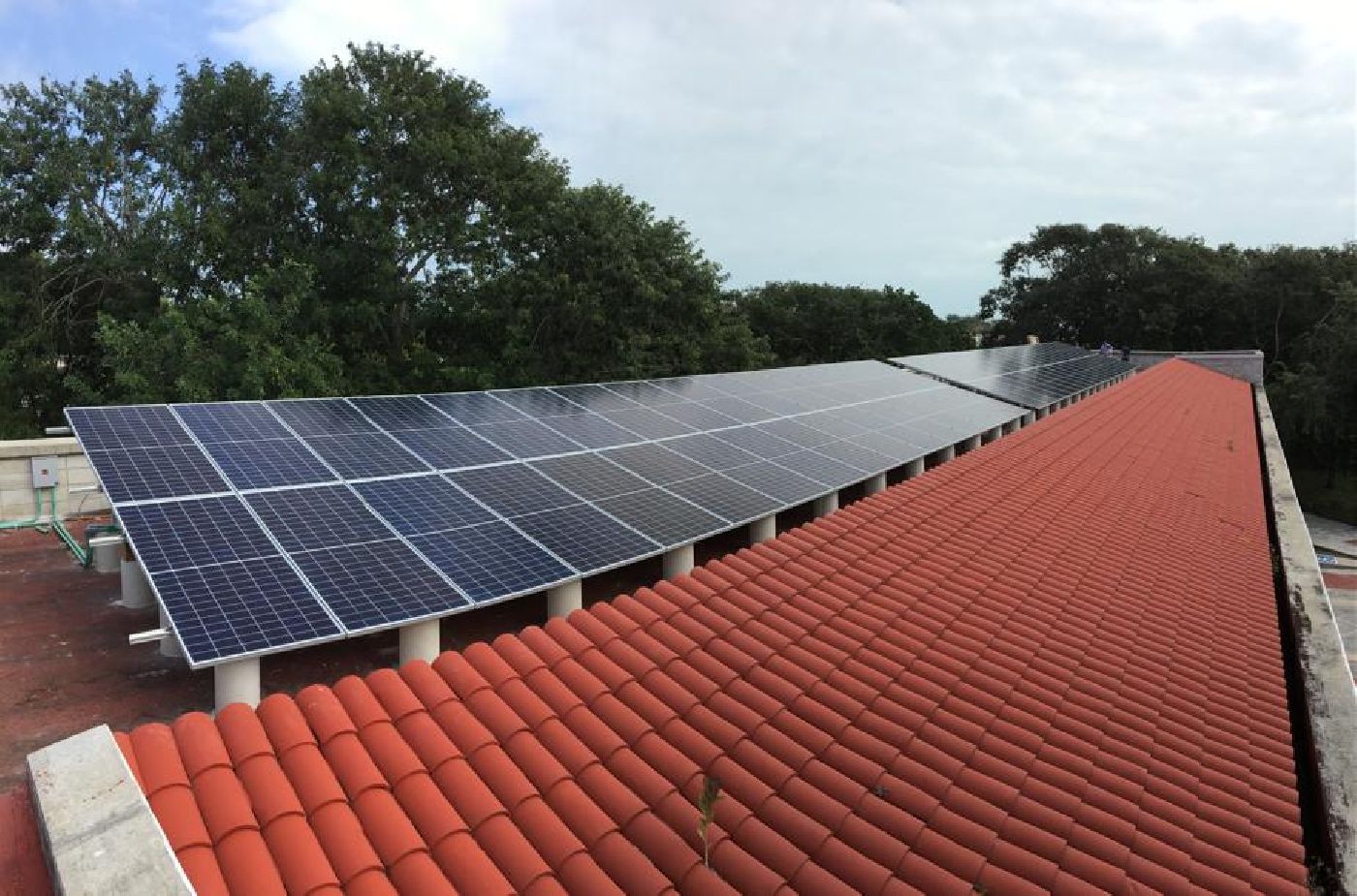 Opera red fotovoltaica en la Unidad Académica Chetumal de la UQRoo