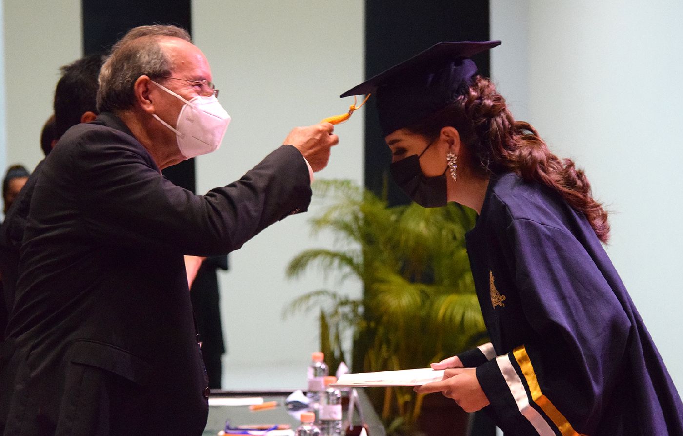 Ceremonias de graduación de la UQRoo de los Campus Chetumal Bahía y Chetumal Salud