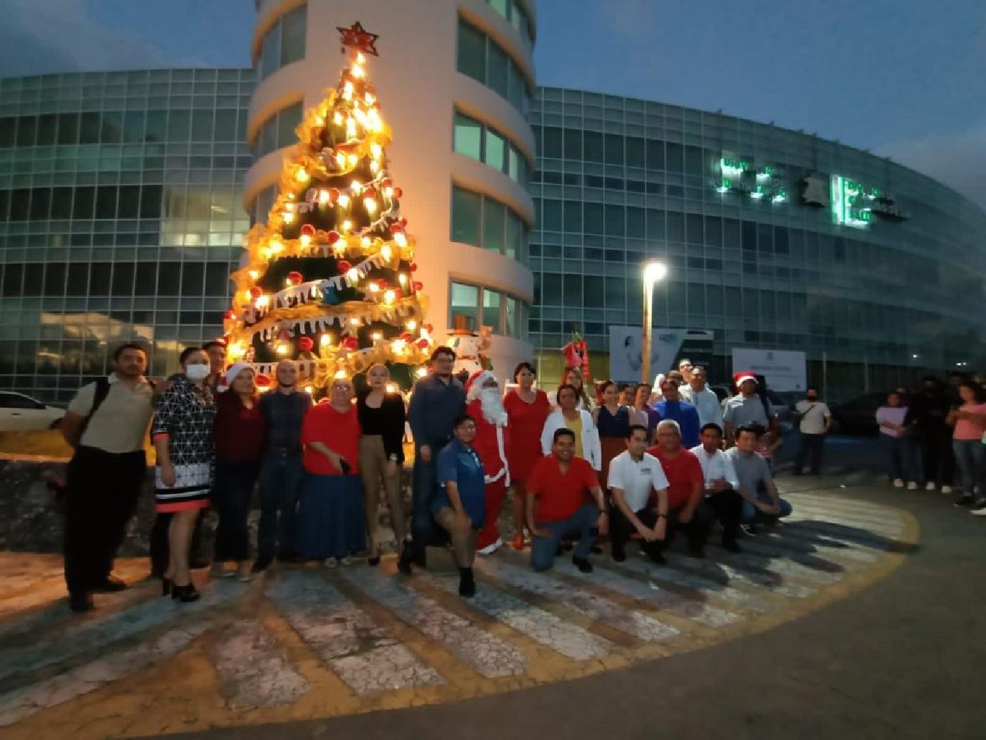 Encienden luces del árbol navideño en la DCS de la UQROO