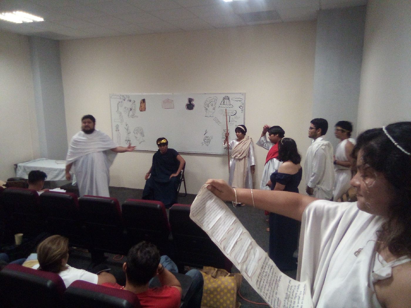 Estudiantes de Historia Universal presentan performance griego en el Auditorio del Centro Cultural Universitario. 