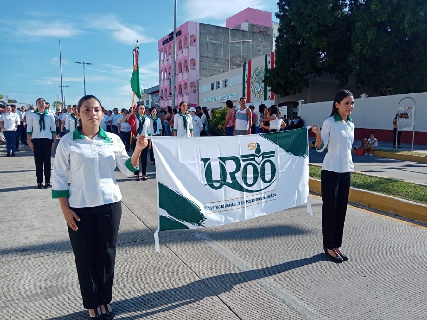 Participa UQROO en desfiles cívico-militares a lo largo del Estado, conmemorativos del 213 aniversario del inicio de Independencia.