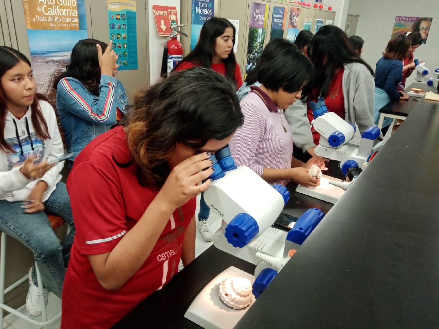 Inicia en la UQRoo “Viernes con Ciencia” con alumnas del CBTIS 214