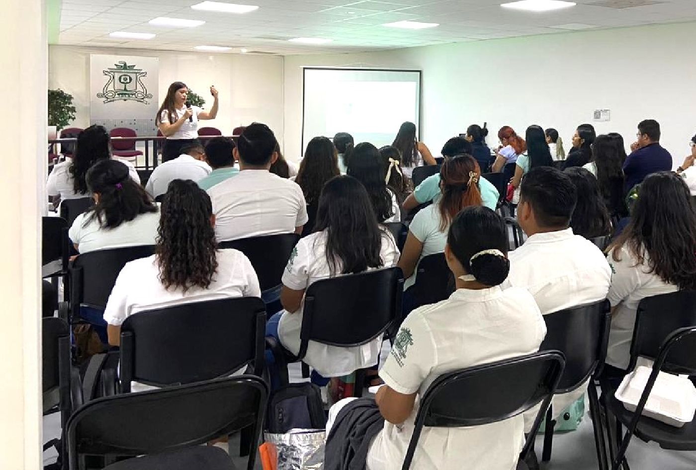 Promueven acercamiento de futuros egresados con la bolsa de trabajo