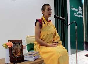 Dicta conferencia monja Budista-Kadampa