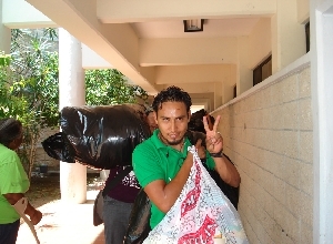 El Voluntariado Juvenil de la Universidad de Quintana Roo, entrega ropa en el  Albergue Estudiantil Indígena