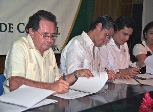 Signa convenio Rector con Ayuntamiento de Cozumel