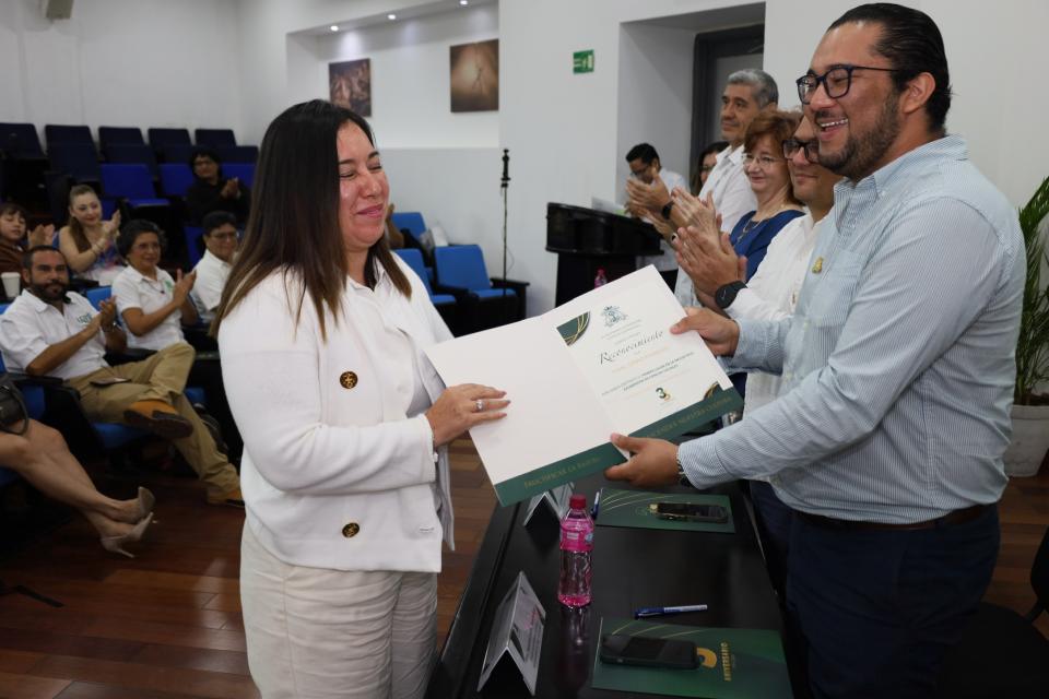 UQRoo reconoce a docente de Playa del Carmen por obtener premio a mejor tesis internacional en El Salvador - galería 1