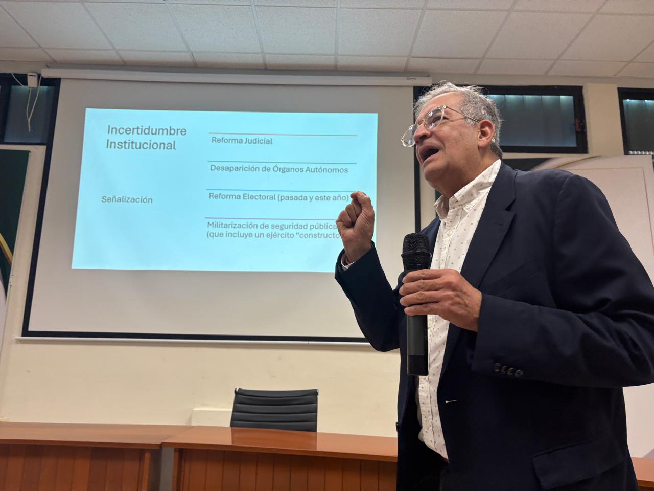 Analiza experto del CIDE perspectivas de la economía mexicana y caída en la inversión