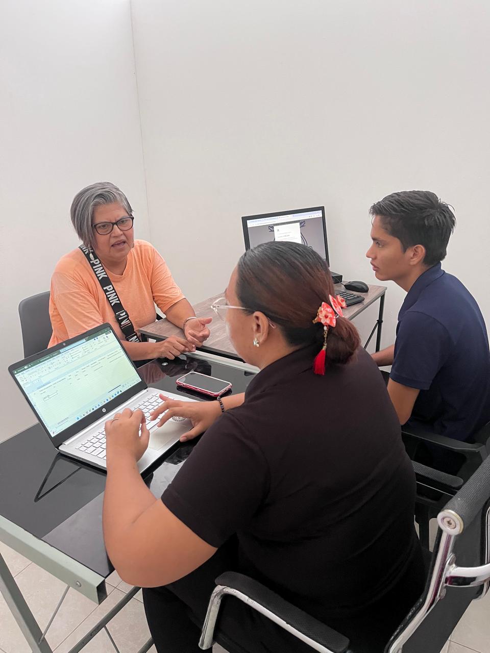 Alumnos del campus Cancún asesoran negocios auspiciados por la Casa de la Mujer Emprendedora - galería 2