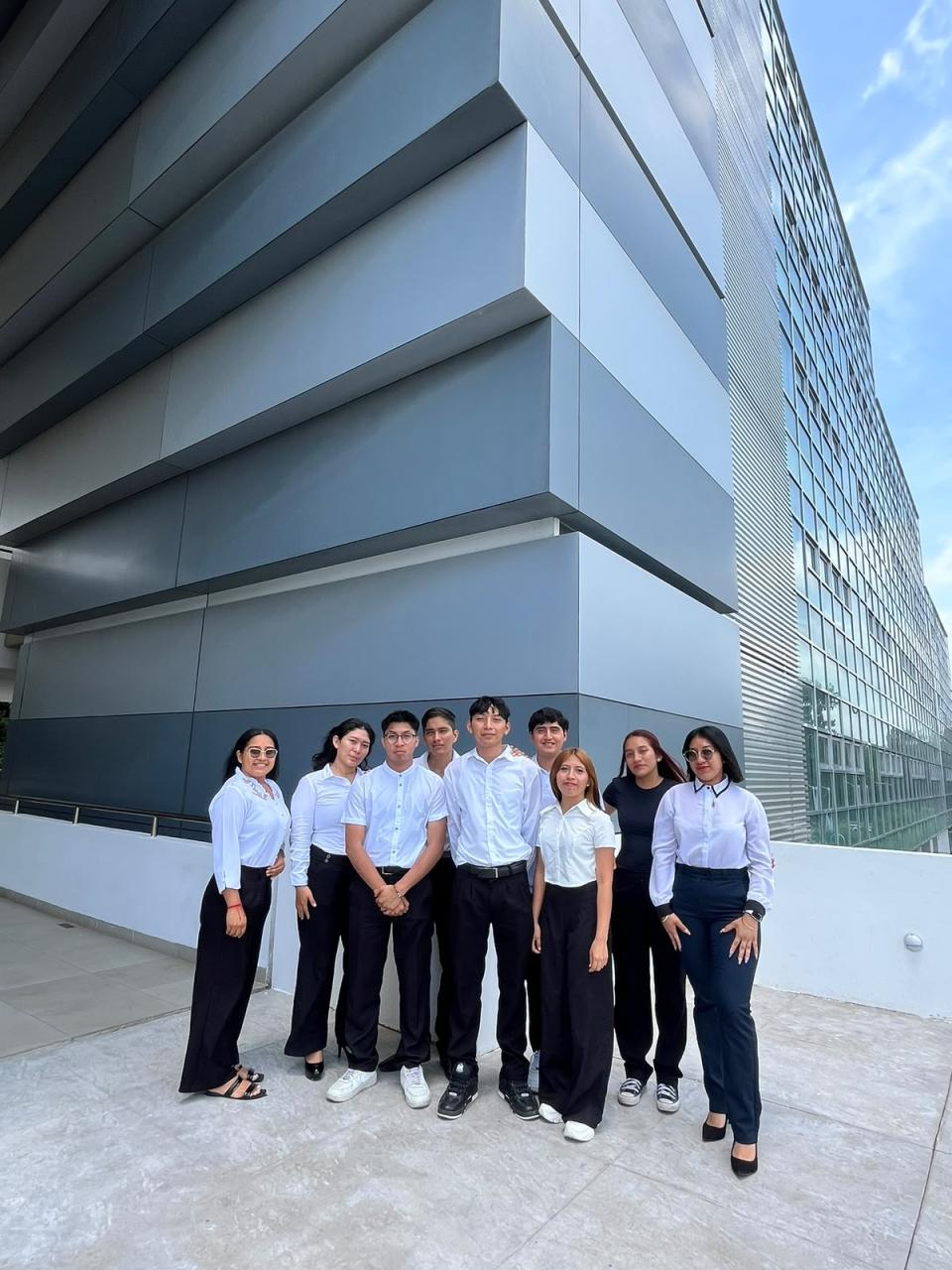 Alumnos del campus Cancún asesoran negocios auspiciados por la Casa de la Mujer Emprendedora - galería 3