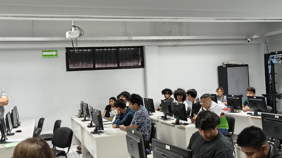 Estudiantes desarrollan soluciones de inteligencia artificial para analizar partidos de fútbol robótico - galería 2