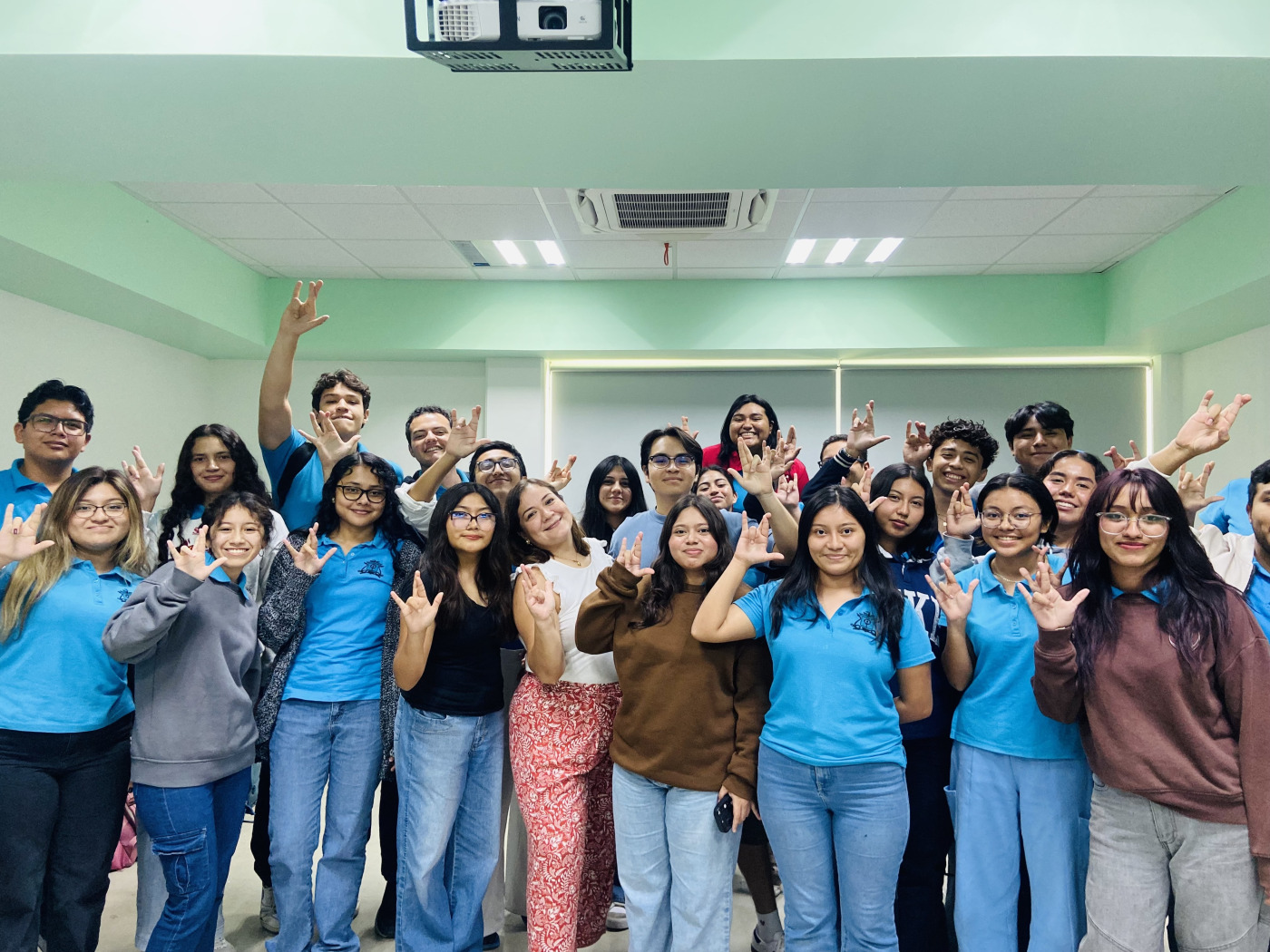 Estudiantado de Medicina fortalecen competencias de comunicación inclusiva 