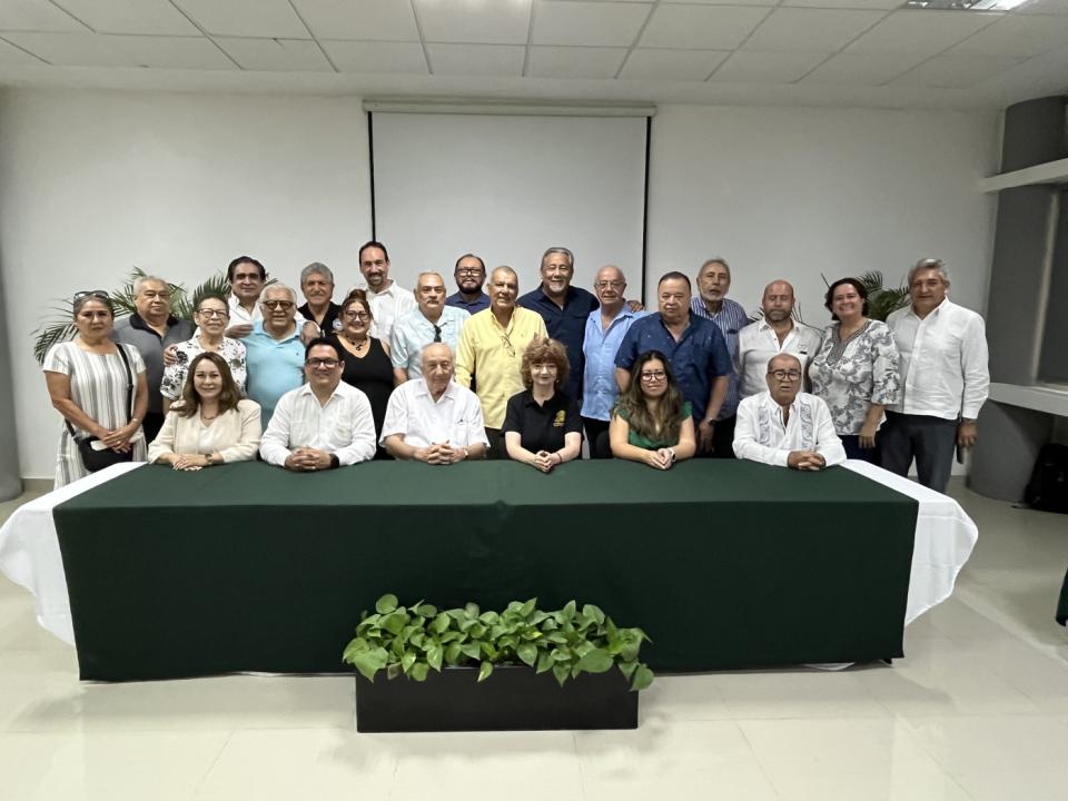 Dr. Miguel Borge Martín dialoga sobre turismo e ingeniería con estudiantado de UQRoo - galería 1