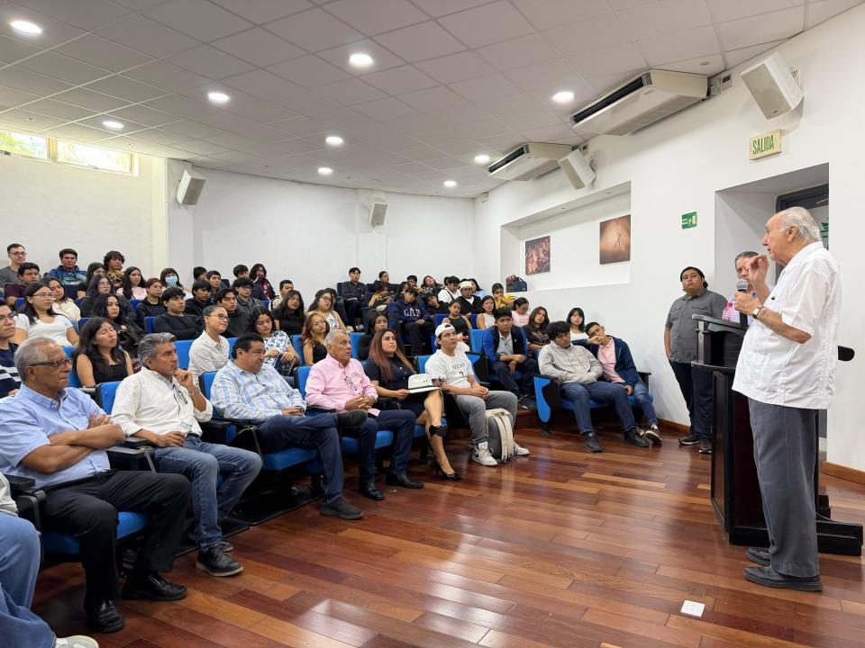 Dr. Miguel Borge Martín dialoga sobre turismo e ingeniería con estudiantado de UQRoo - galería 5