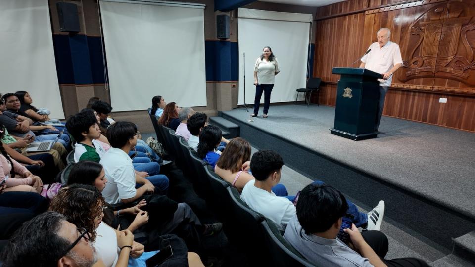 Dr. Miguel Borge Martín dialoga sobre turismo e ingeniería con estudiantado de UQRoo - galería 11