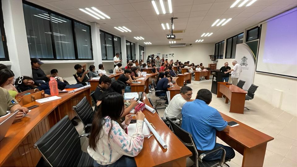 Dr. Miguel Borge Martín dialoga sobre turismo e ingeniería con estudiantado de UQRoo - galería 13
