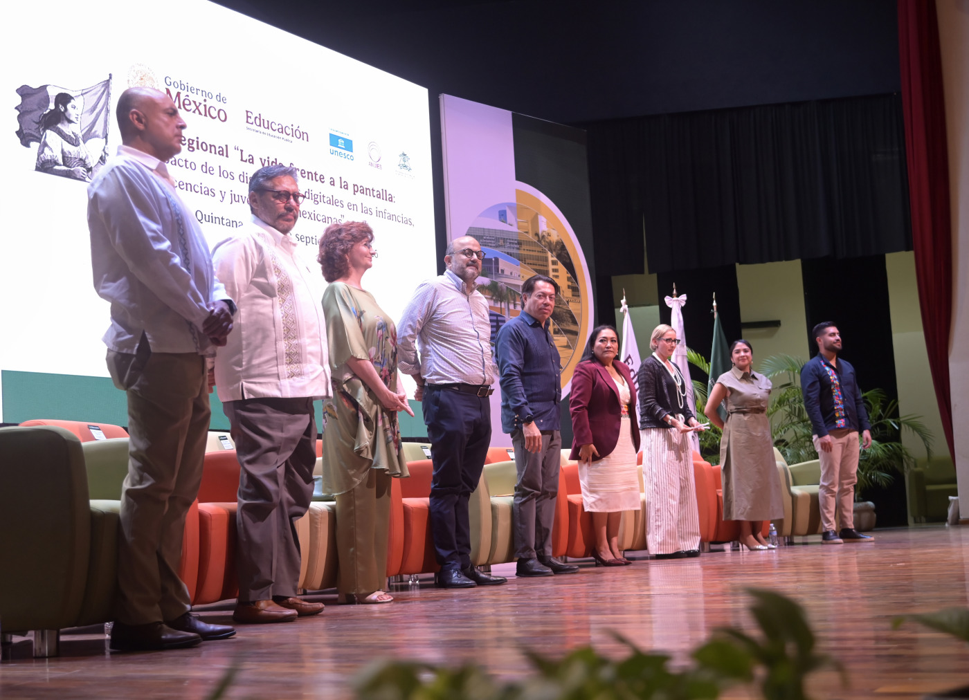 UQRoo albergó foro regional sobre el impacto de los dispositivos digitales en las juventudes - Analizan desafíos y oportunidades