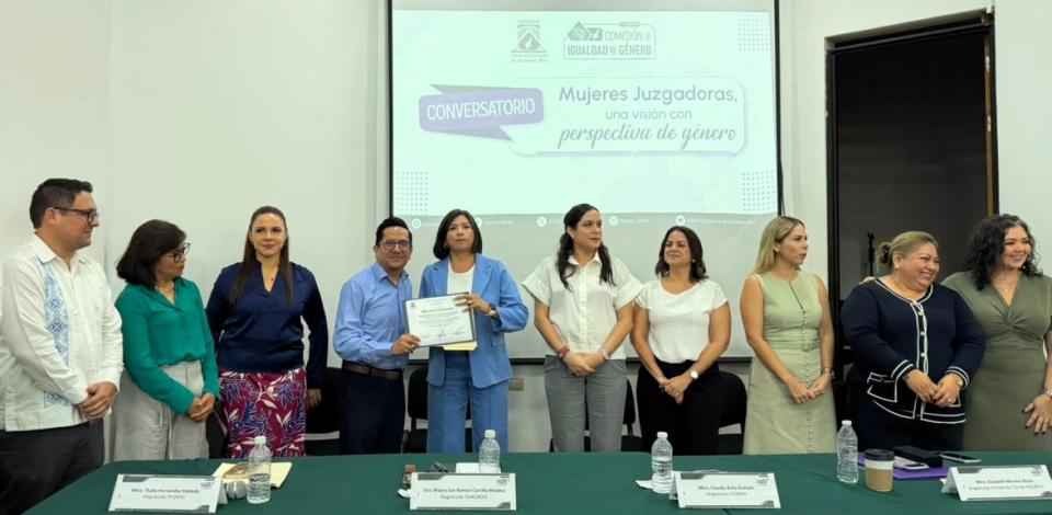 Mujeres juzgadoras conversan con universitarios en Playa del Carmen - galería 7