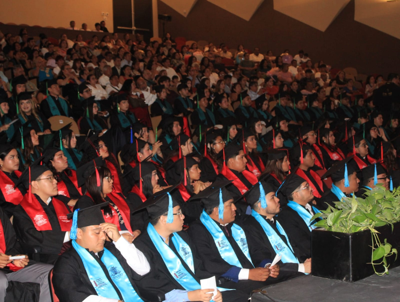 UQRoo celebra la graduación de 268 egresadas y egresados en Campus Cancún - En el Teatro de la Ciudad