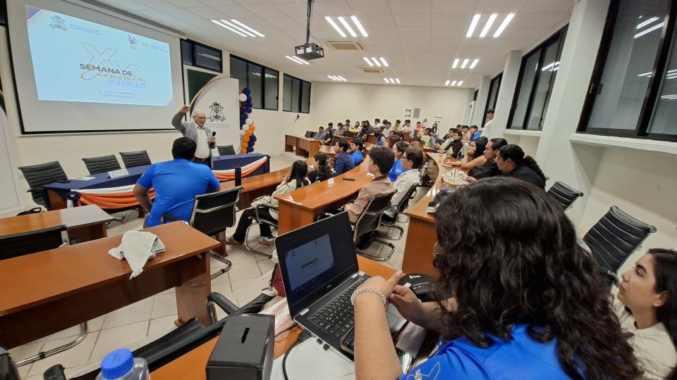 Dr. Arturo Huerta plantea fortalecer el financiamiento interno para impulsar la economía mexicana - galería 1