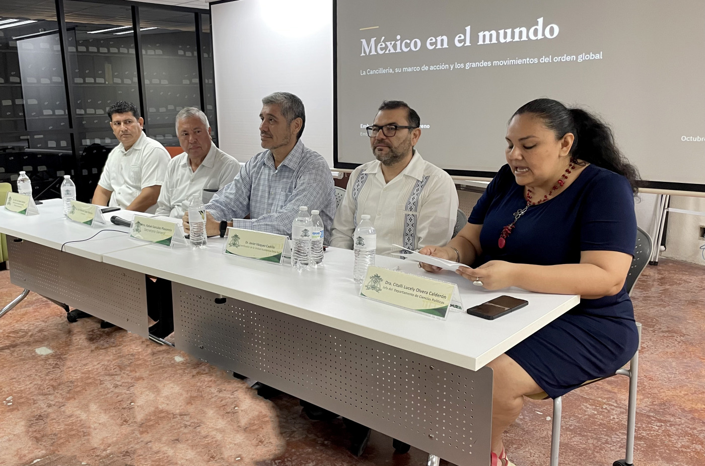 Amplia explicación sobre las funciones de la Cancillería en el Campus Chetumal Bahía - Brinda embajador de México en retiro, Lic. Luis Manuel López Moreno