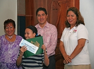 Premian a ganadores de concurso de carteles en la UA Cozumel