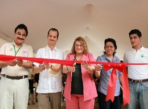 Rectora inaugura exposición de carteles “Quintana Roo Vivo” 