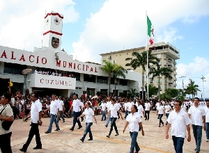 UAC de la UQROO, presente en desfile Revolucionario