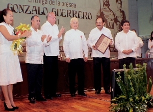 El Dr. Raúl Arístides Pérez Aguilar recibió la presea “Gonzalo Guerrero”  