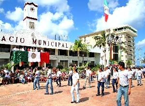 Participa UA Cozumel en desfile cívico-militar del 16 se septiembre